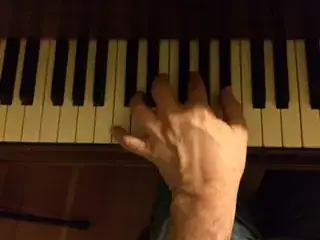 C7 chord with wrist twisted