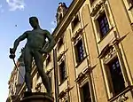 Fencer sculpture next to the University main building