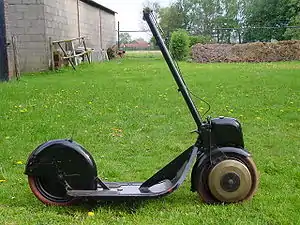 Gasoline-fueled 155 cc (9.5 cu in) four-stroke single Autoped Ever Ready