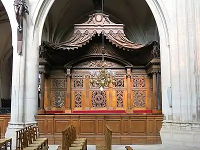 Bank of seats for the royal family (17th c.)