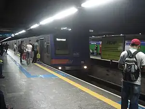 Budd-Mafersa train stopping at Santa Cruz Station