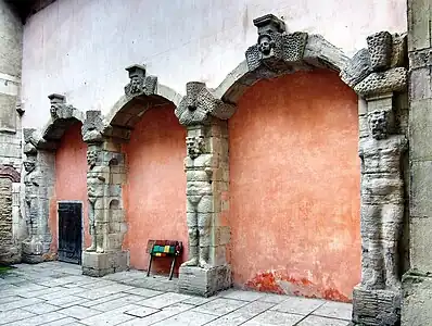Renaissance atlantes in the courtyard of the Maison Maillard&nbsp;[fr] (Rue des Forges&nbsp;[fr] no. 38), Dijon, France, attributed to Hugues Sambin, 1561