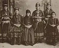 Femmes valaques revêtues du costume national - Van Den Brule Alfred - 1907