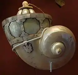 Nacre gunpowder flask, c. 1750, mostly made of Turbo marmoratus shell
