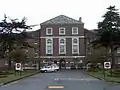 The oldest section of the hospital includes the pediment frieze, with figures of navigation and commerce flanking the royal arms (1752).