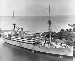 USS&nbsp;Henderson&nbsp;(AP-1) at Panama Canal in 1933. With two open cargo hatches forward of the bridge.