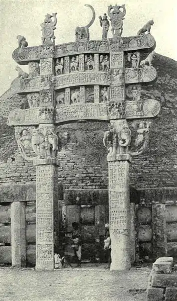 EB1911 Indian Architecture - Sānchi North Gateway.jpg