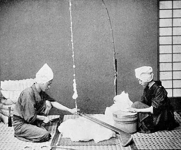 Farmers of forty centuries - Japanese form of bow for spreading cotton.jpg